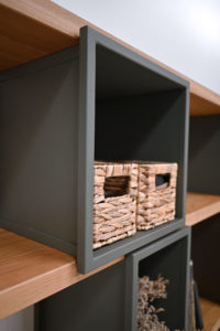 Bibliothèque modulable haute en acier et bois massif / Dimensions : L180 x H203 x P35 cm / Chêne Français massif / Thermolaquage Kaki + Bronze / Fabrication artisanale ARTMETA
