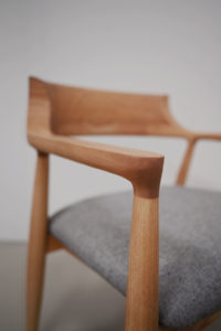Chaise Séville / Bois massif de frêne / Teinte chêne / Tissu en coton gris anthracite
