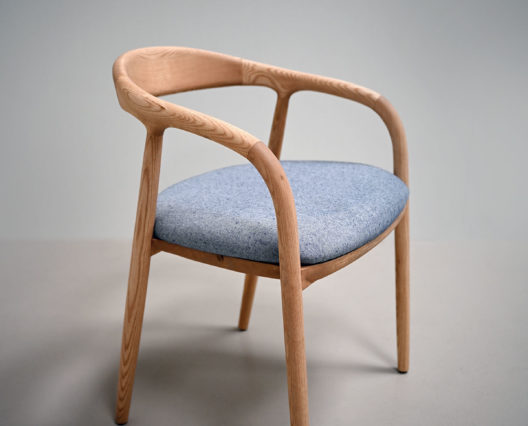 Chaise en bois massif et tissu / Design léger Espagne