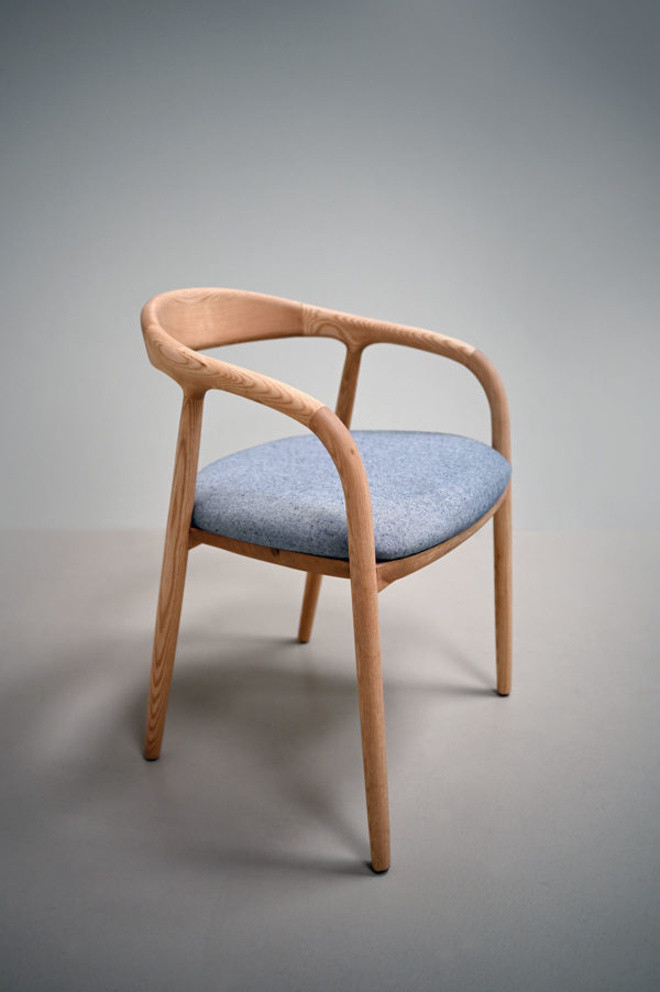 Chaise en bois massif et tissu / Design léger Espagne
