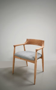 Chaise Séville / Bois massif de frêne / Teinte chêne / Tissu en coton gris anthracite