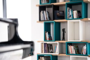 Bibliothèque modulable basse en acier et bois massif