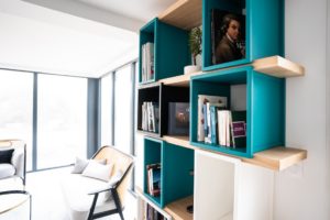 Bibliothèque modulable basse en acier et bois massif