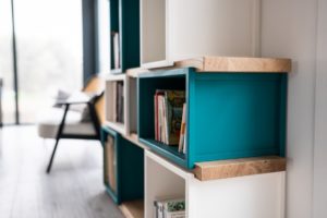 Bibliothèque modulable basse en acier et bois massif