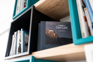 Bibliothèque modulable basse en acier et bois massif