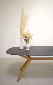 Table céramique pied bois Papillon / Dimensions : 200 x 90 x H 75 cm / Pied en chêne massif Français / Plateau en Dekton Kelya ep 20 mm / Fabrication artisanale française ARTMETA
