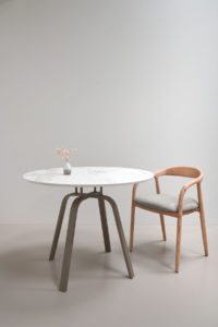 Table ronde en céramique Landemer / Diamètre : 100 cm / Dekton Aura 20 mm et pied Champagne / Fabrication ARTMETA