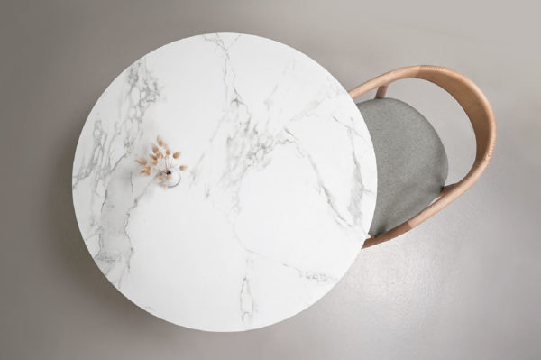 Table ronde en céramique Landemer / Diamètre : 100 cm / Dekton Aura 20 mm et pied Champagne / Fabrication ARTMETA