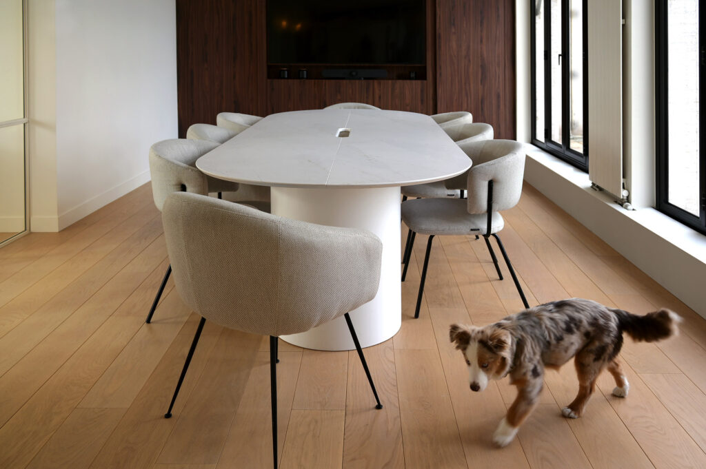 Table de réunion en céramique Dekton / Projet à Paris