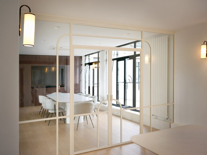 Table de réunion et verrière pour des bureaux Place Vendôme