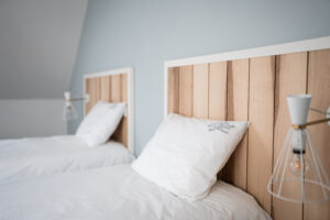 Hotel sport et spa Ouessant réalisation du mobilier pro sur mesure / têtes de lit