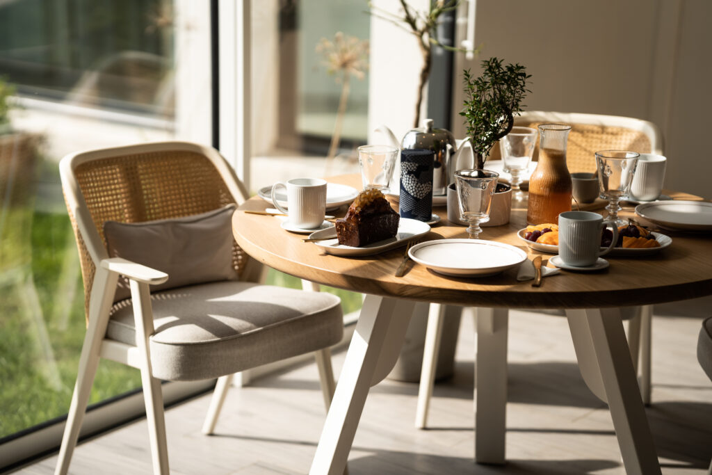 Hotel sport et spa Ouessant réalisation du mobilier pro sur mesure / table sur mesure restaurant