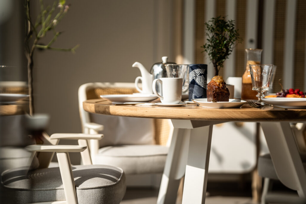Hotel sport et spa Ouessant réalisation du mobilier pro sur mesure / table restaurant