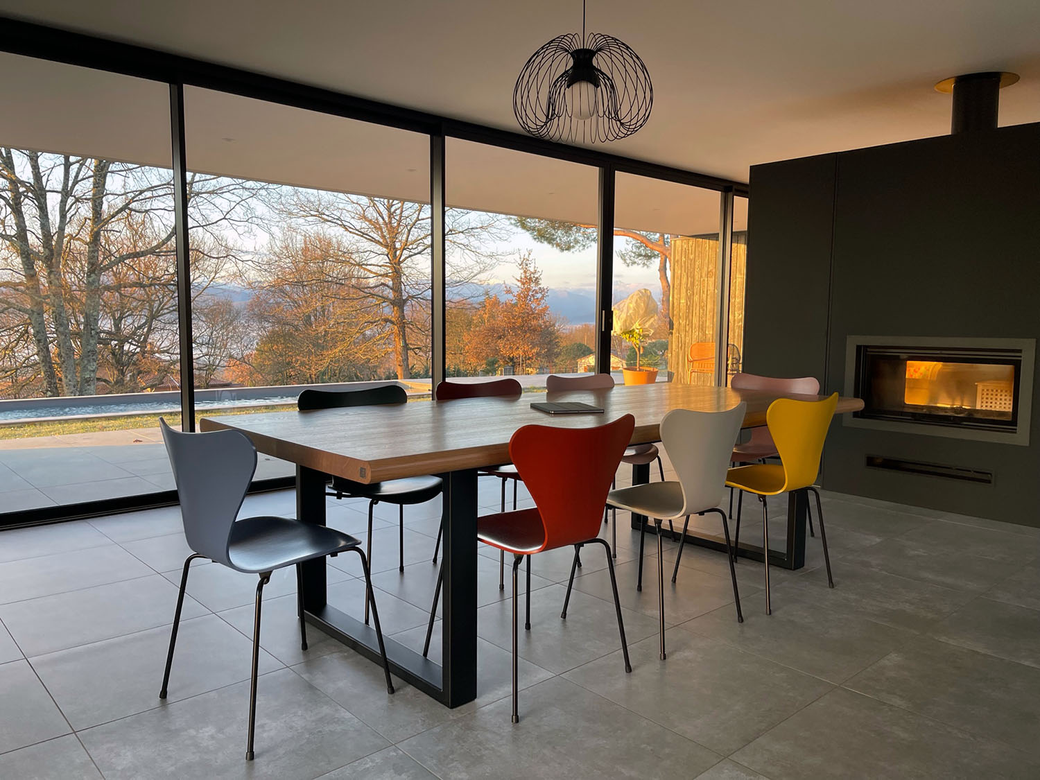 Table Urbaine bois et metal 260 x 120 avec chaises de différentes couleurs