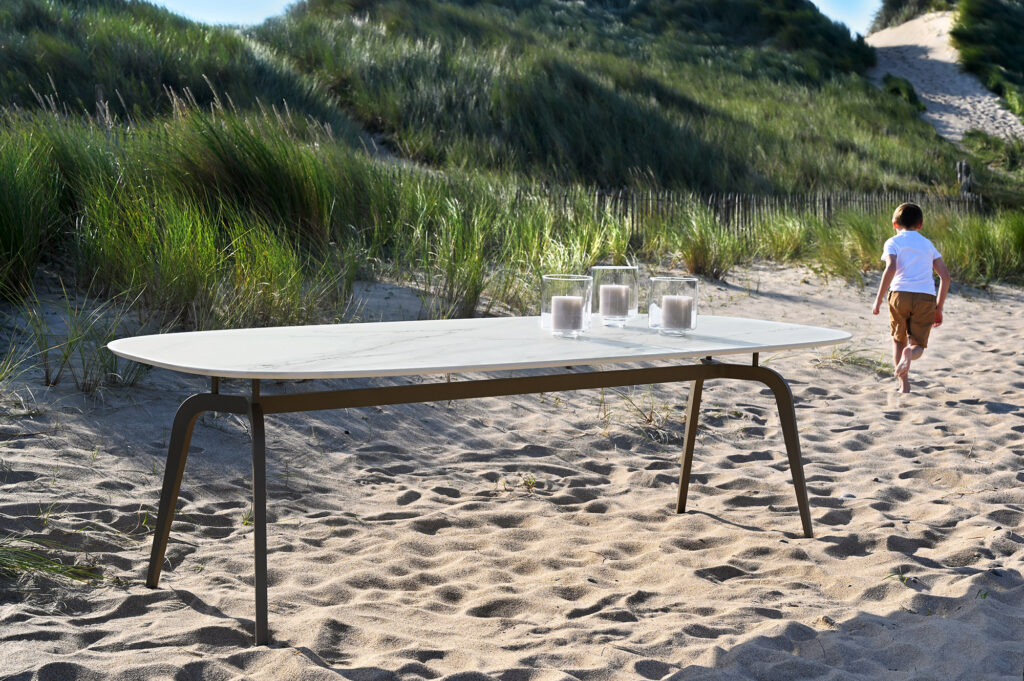 Table céramique 250x100 cm / intérieur et extérieur / Dekton REM pied champagne / modèle Céleste
