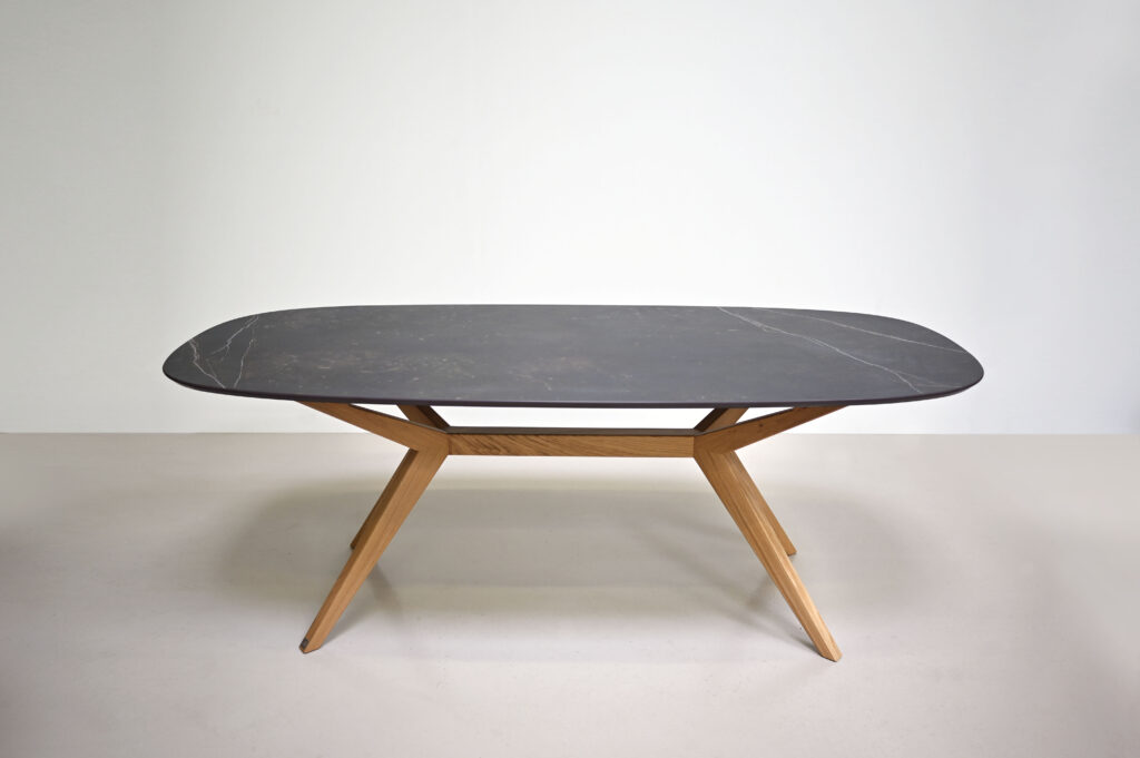 Table en céramique DEKTON Kelya avec pieds en bois modèle Papillon