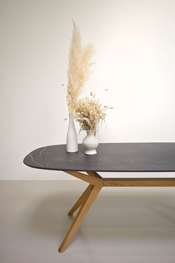 Table en céramique DEKTON Kelya avec pieds en bois modèle Papillon