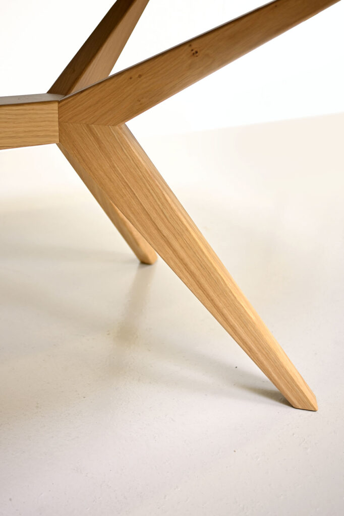 Table en céramique DEKTON Kelya avec pieds en bois modèle Papillon