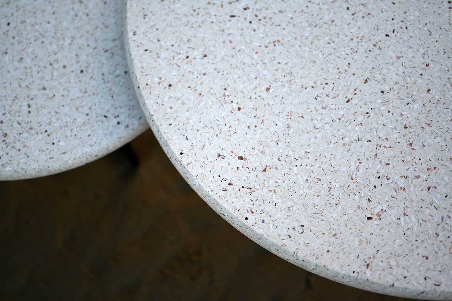 Duo de tables basses coquillage en terrazzo marin / Fabrication française