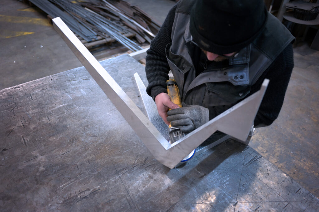 Fred à l'atelier : fabrication de la table Papillon