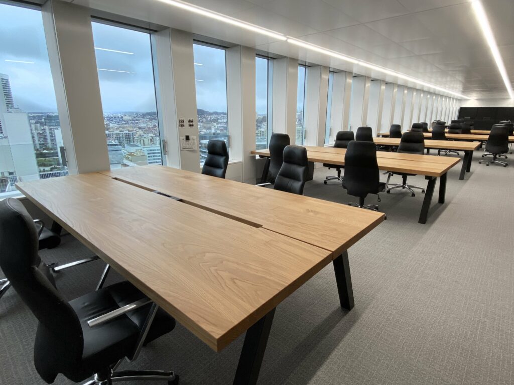 Tables de coworking sur mesure / Projet Finaxys à Paris / Plateaux en chêne massif français / pieds en acier / Fabrication française