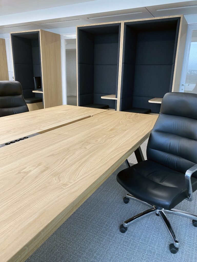Tables de coworking sur mesure / Projet Finaxys à Paris / Plateaux en chêne massif français / pieds en acier / Fabrication française
