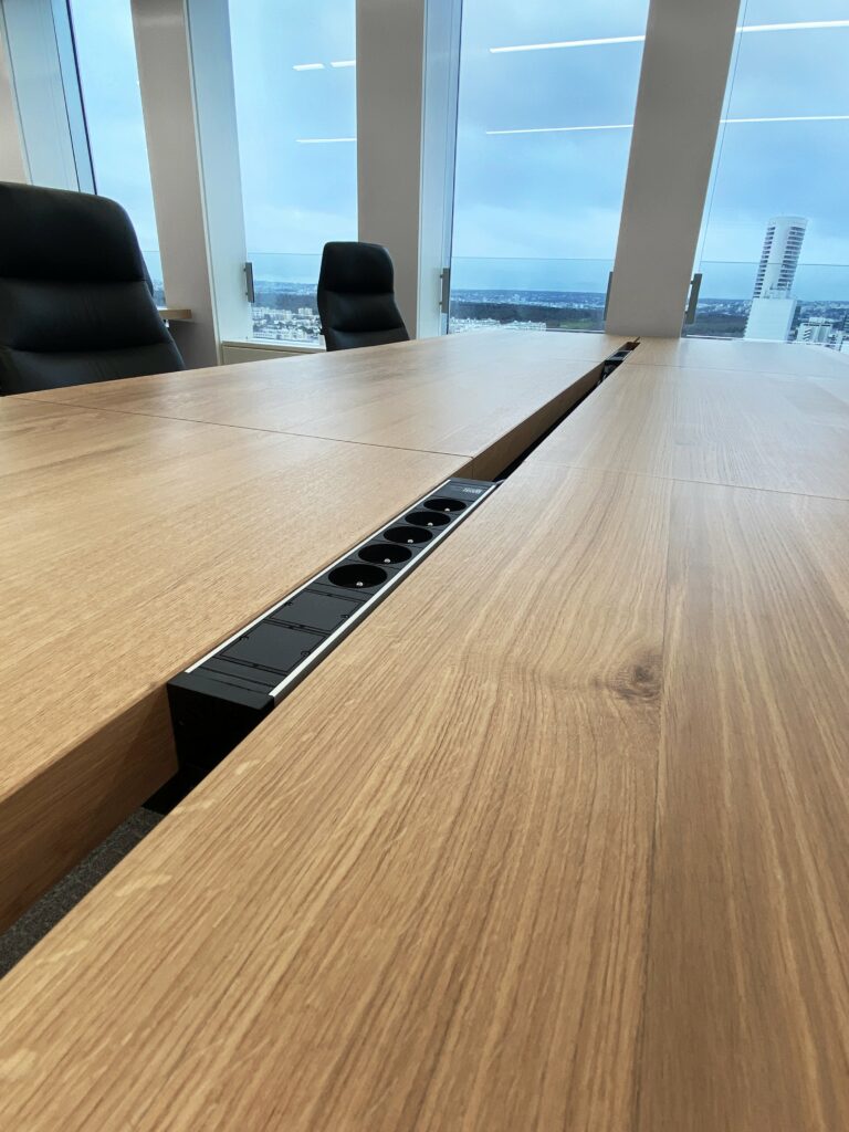 Tables de coworking sur mesure / Projet Finaxys à Paris / Plateaux en chêne massif français / pieds en acier / Fabrication française