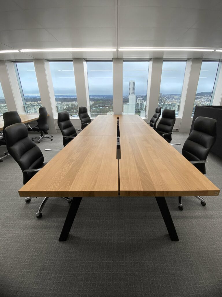 Tables de coworking sur mesure / Projet Finaxys à Paris / Plateaux en chêne massif français / pieds en acier / Fabrication française