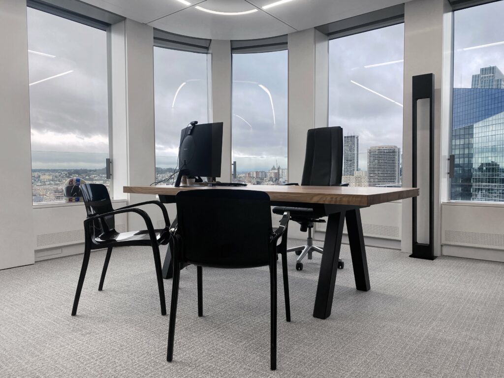 Tables de coworking sur mesure / Projet Finaxys à Paris / Plateaux en chêne massif français / pieds en acier / Fabrication française