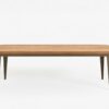Table avec plateau en bois massif et pieds fins en acier