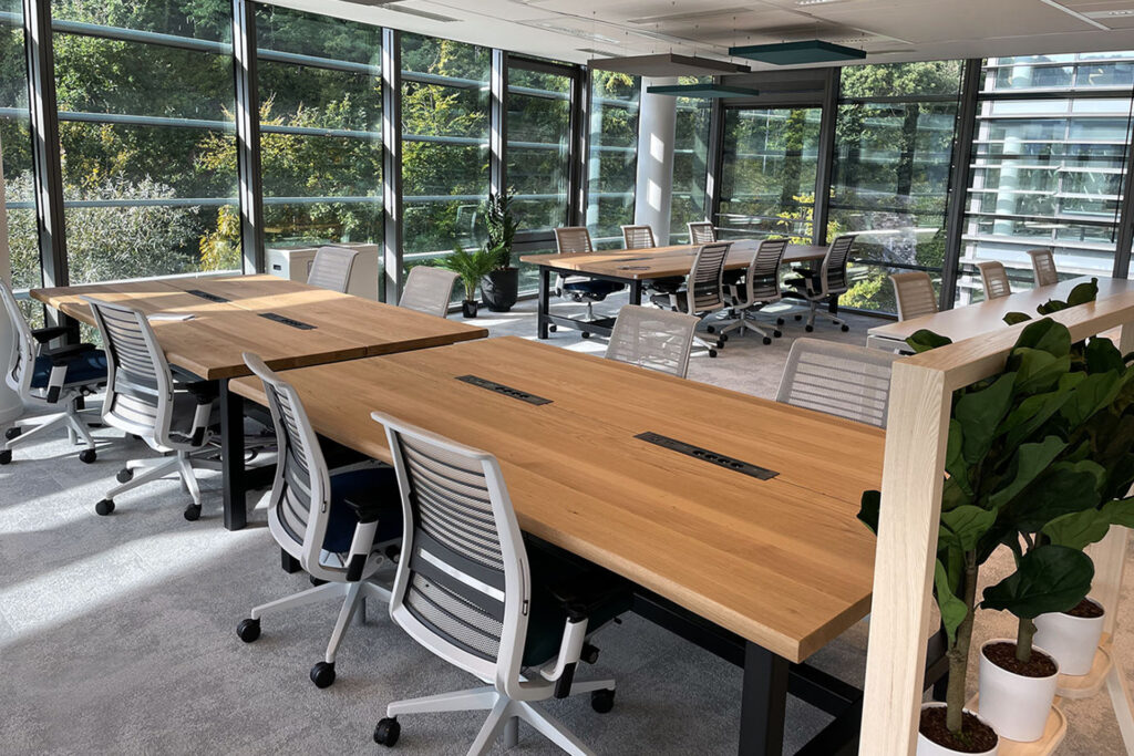Tables de coworking sur mesure / Projet Capegemini à Paris / Plateaux en chêne massif français / pieds en acier / Fabrication française