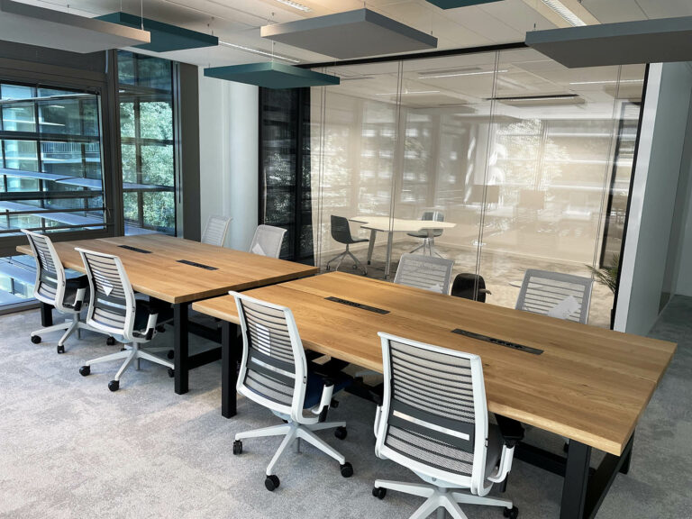 Tables de coworking sur mesure / Projet Capegemini à Paris / Plateaux en chêne massif français / pieds en acier / Fabrication française