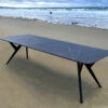 Table extérieure en céramique DEKTON Kelya / Dimensions : 280x100 cm / Photo sur la plage d'Urville-Nacqueville