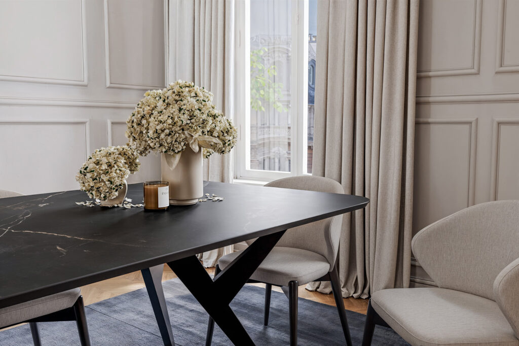 Table à manger en céramique Dekton appartement haussmannien Ma Reine ARTMETA