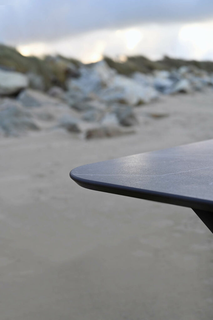 Table extérieure en céramique DEKTON Kelya / Dimensions : 280x100 cm / Photo sur la plage d'Urville-Nacqueville