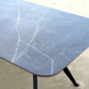 Table extérieure en céramique DEKTON Kelya / Dimensions : 280x100 cm / Photo sur la plage d'Urville-Nacqueville