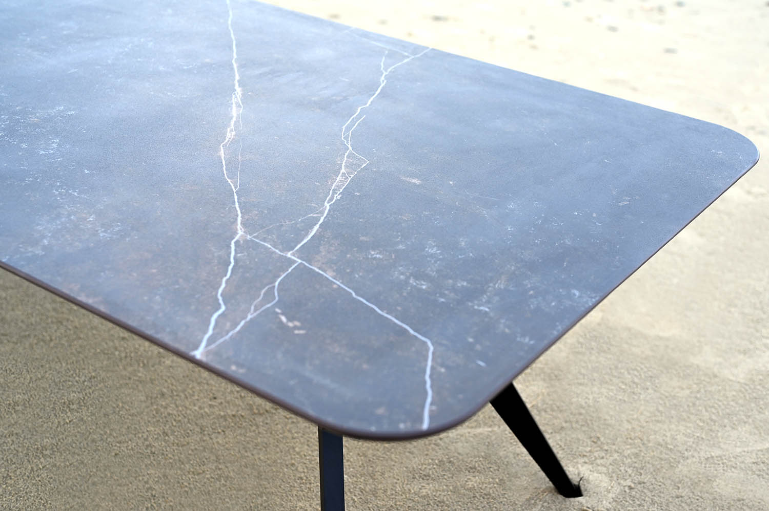 Table extérieure en céramique DEKTON Kelya / Dimensions : 280x100 cm / Photo sur la plage d'Urville-Nacqueville