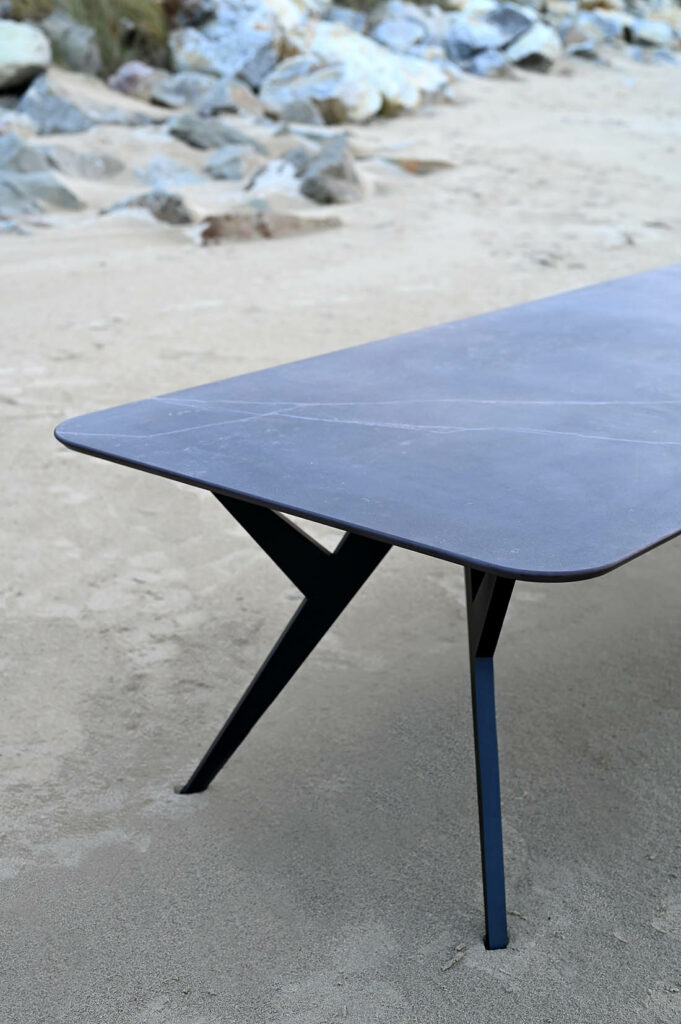 Table extérieure en céramique DEKTON Kelya / Dimensions : 280x100 cm / Photo sur la plage d'Urville-Nacqueville