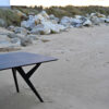 Table extérieure en céramique DEKTON Kelya / Dimensions : 280x100 cm / Photo sur la plage d'Urville-Nacqueville