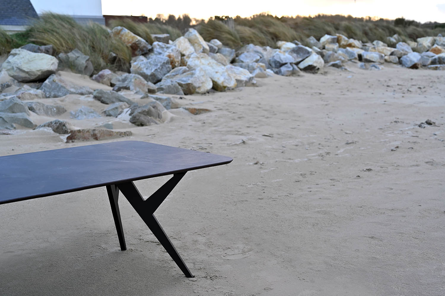 Table extérieure en céramique DEKTON Kelya / Dimensions : 280x100 cm / Photo sur la plage d'Urville-Nacqueville