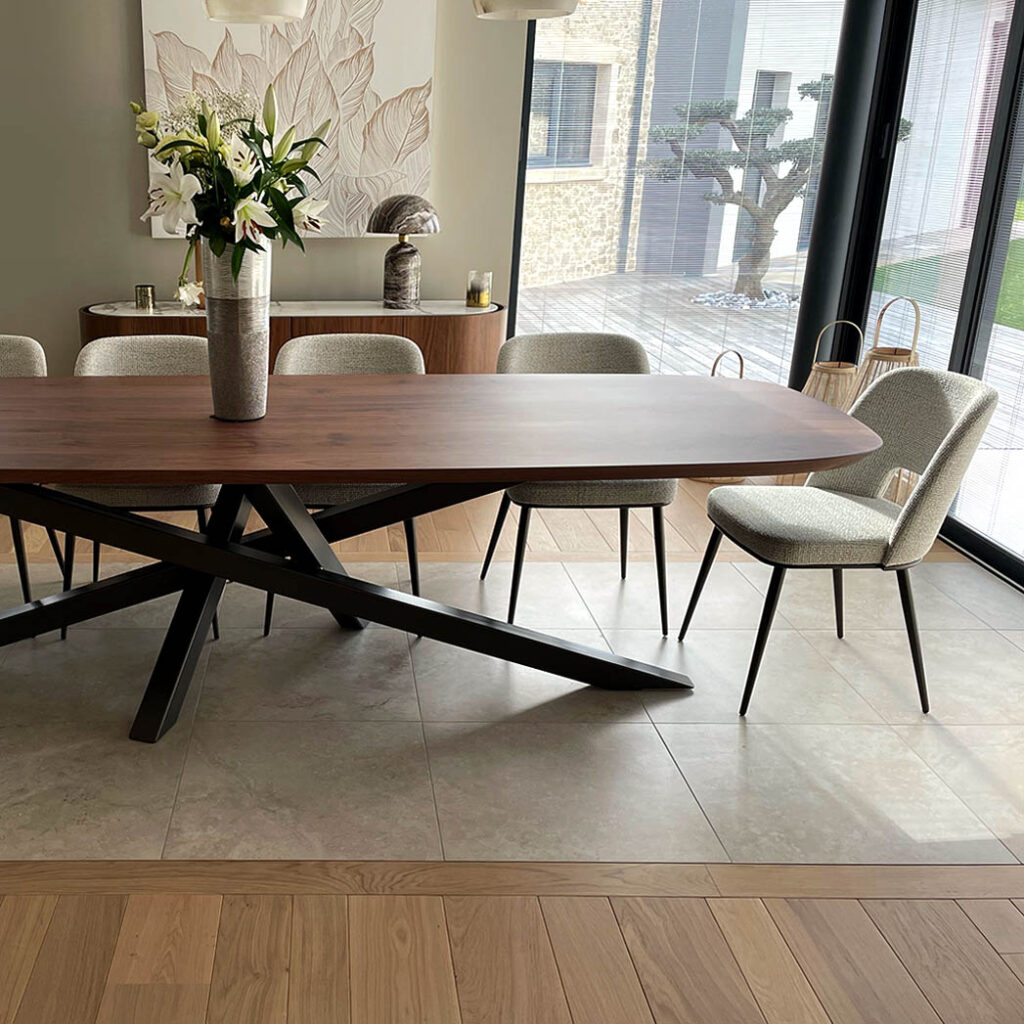 Table Mikado en noyer massif 300 x 110 cm forme superellipse