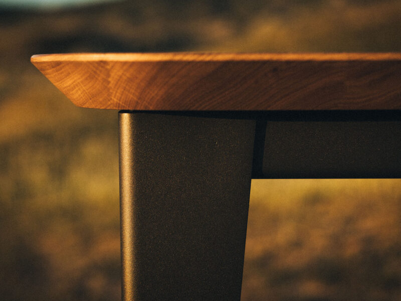 Comment rénover une table en bois verni ?