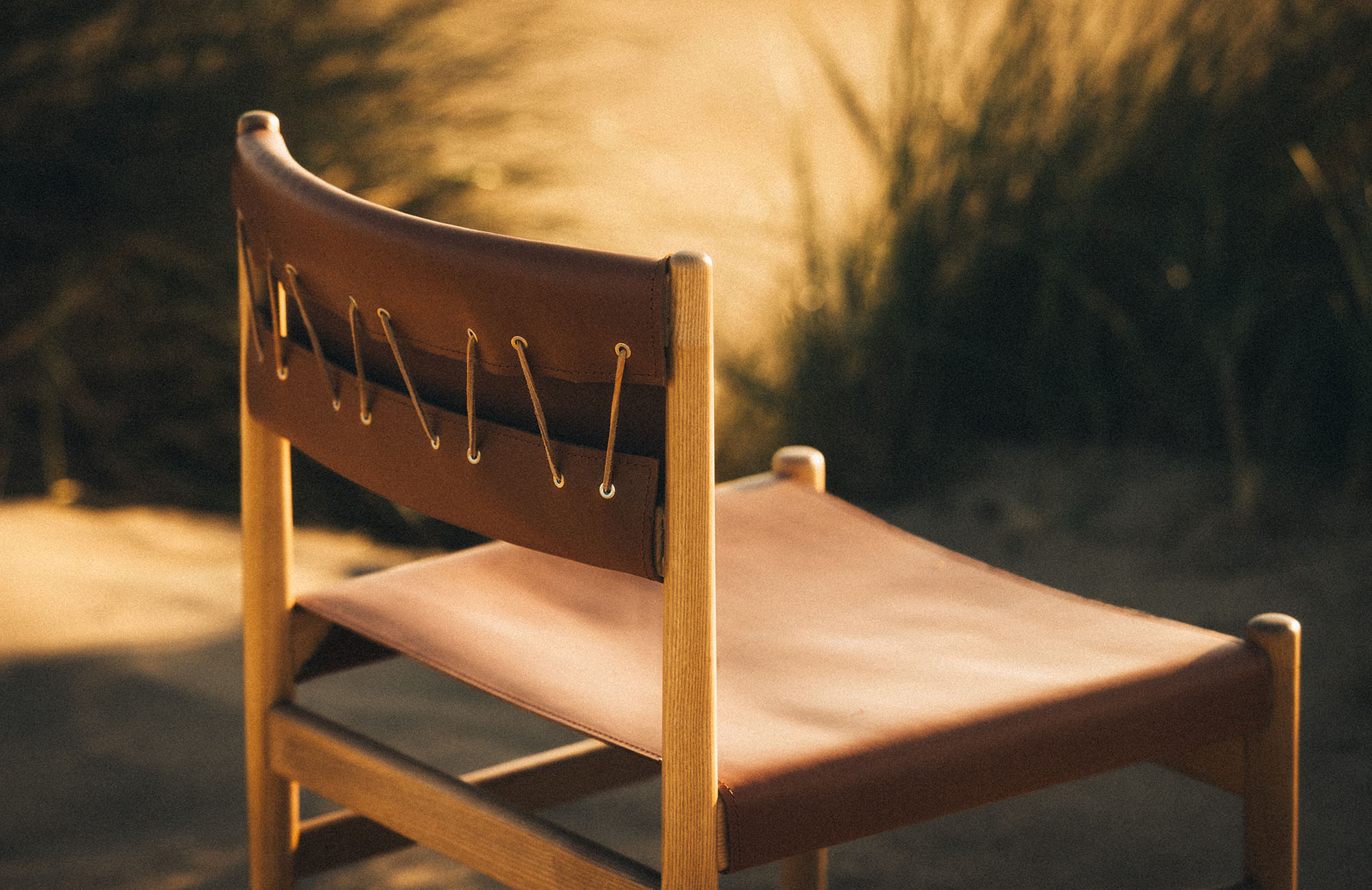 Dossier chaise en cuir et bois massif