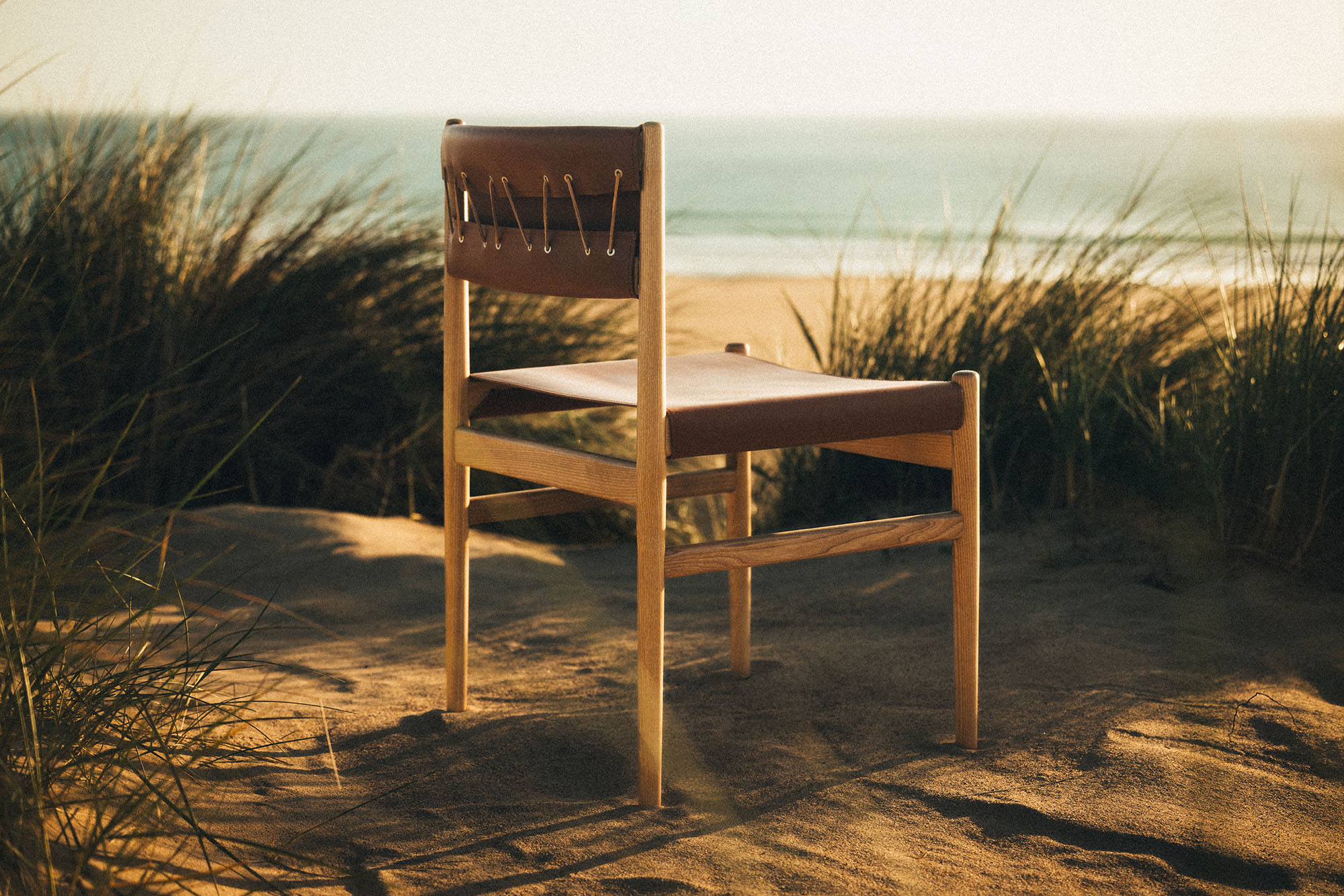 Dossier chaise en cuir et bois massif