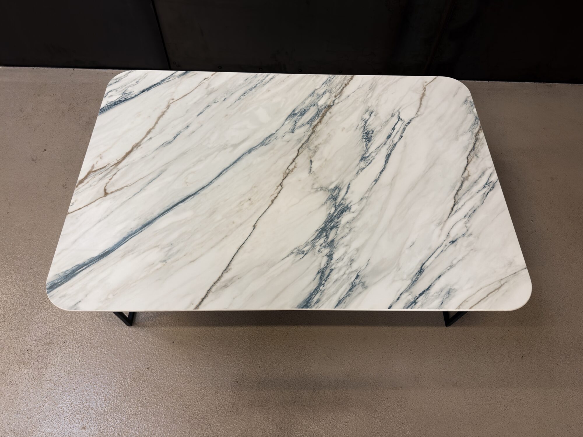 Table basse en céramique dekton Trance pieds en acier