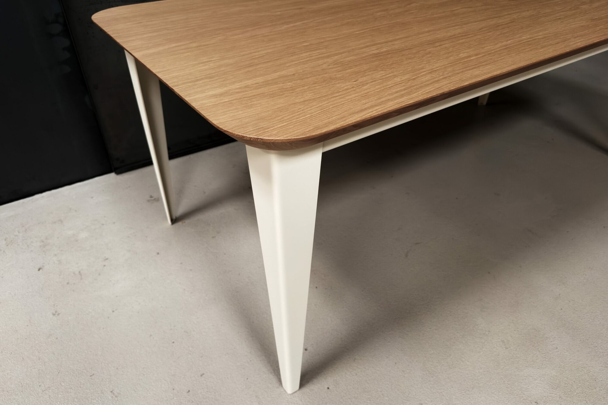 1790757290480 Table comtesse plaquage bois chêne pieds acier ivoire
