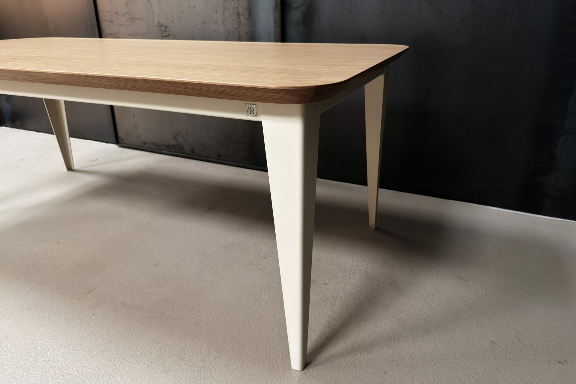 1790757299976 Table comtesse plaquage bois chêne pieds acier ivoire
