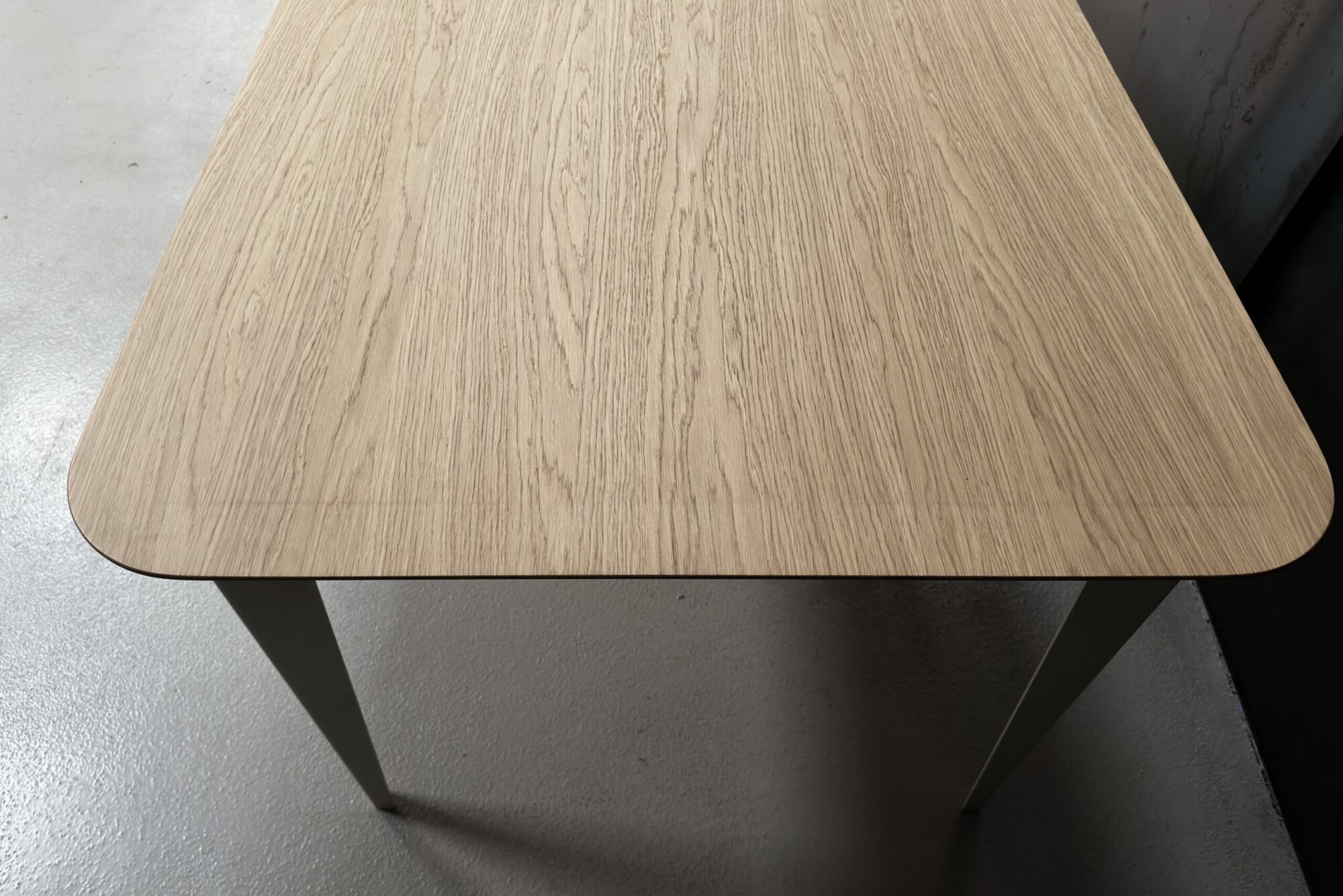 1790757394343 Table comtesse plaquage bois chêne pieds acier ivoire