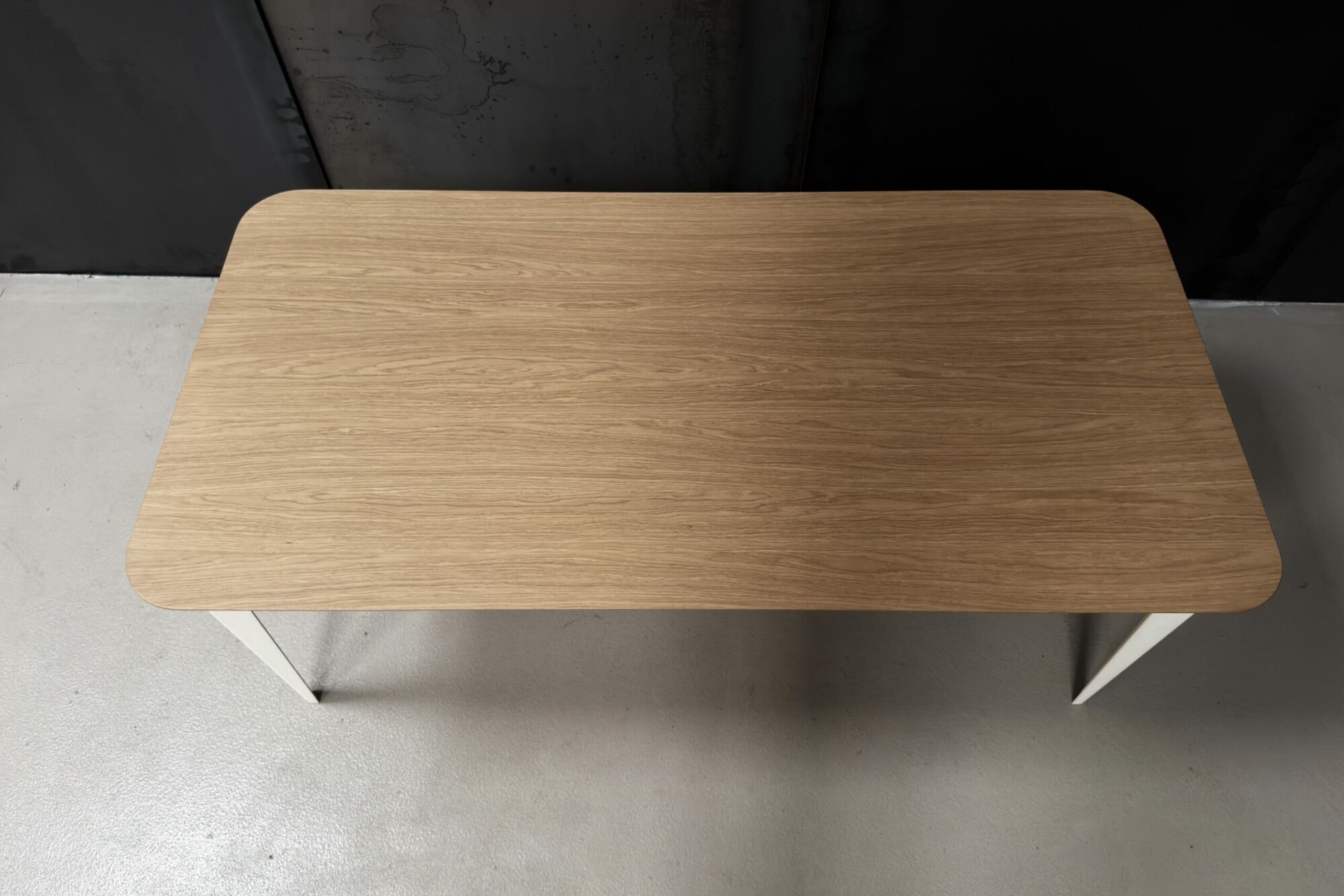 1790757417830 Table comtesse plaquage bois chêne pieds acier ivoire