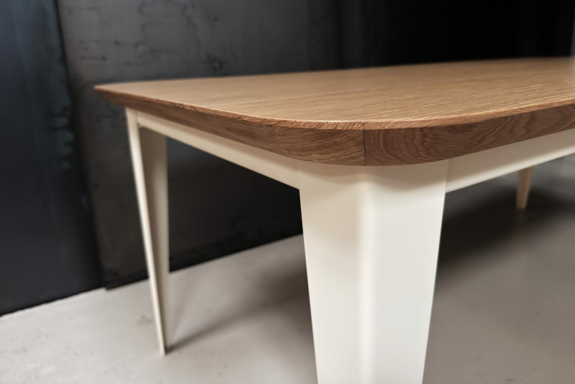 1790757432048 Table comtesse plaquage bois chêne pieds acier ivoire